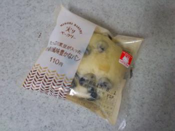 たっぷり黒豆が入った小麦の風味豊かなパン・シリアル 1