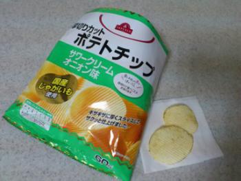 厚切りカットポテトチップ サワークリームオニオン味 1